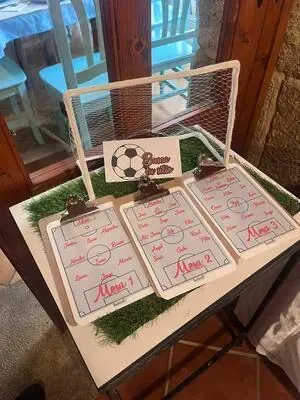 Una mesa con un campo de fútbol y una portería de fútbol sobre ella.
