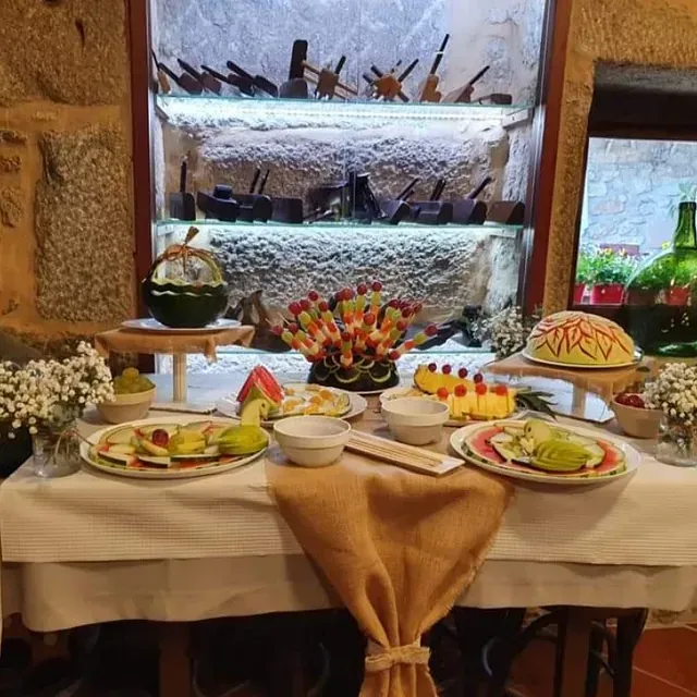 Una mesa con platos y cuencos de comida sobre ella.