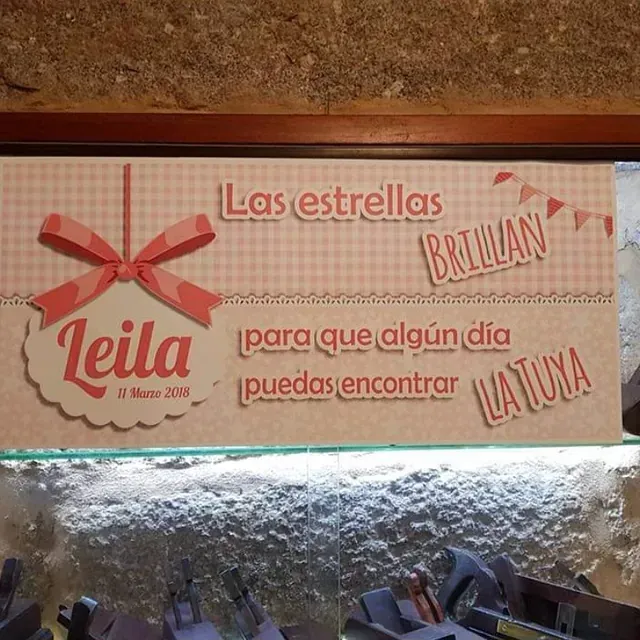 Un cartel que tiene el nombre Leila.