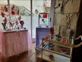 Una habitación con una mesa y una noria decorada para una fiesta de cumpleaños.