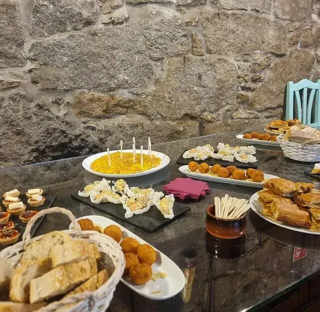 Una mesa cubierta con platos de comida y una cesta de pan.