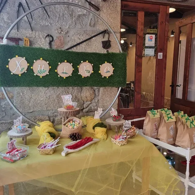 Una mesa con un montón de comida encima