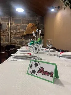 Una mesa con platos, vasos y un cartel que dice mesa 2.
