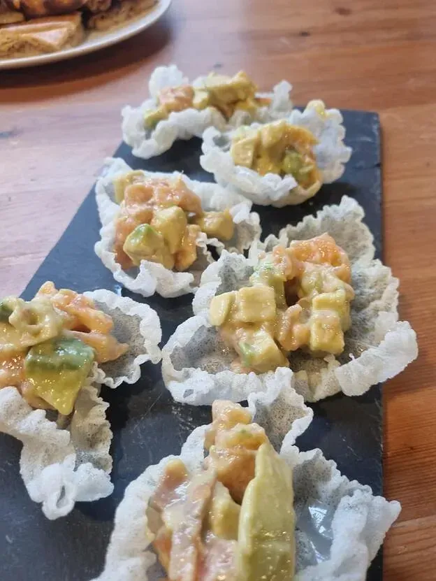 Un primer plano de un plato de comida sobre una mesa.
