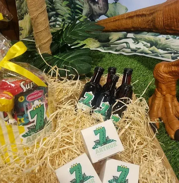 Botellas de cerveza con el número 2 en ellas