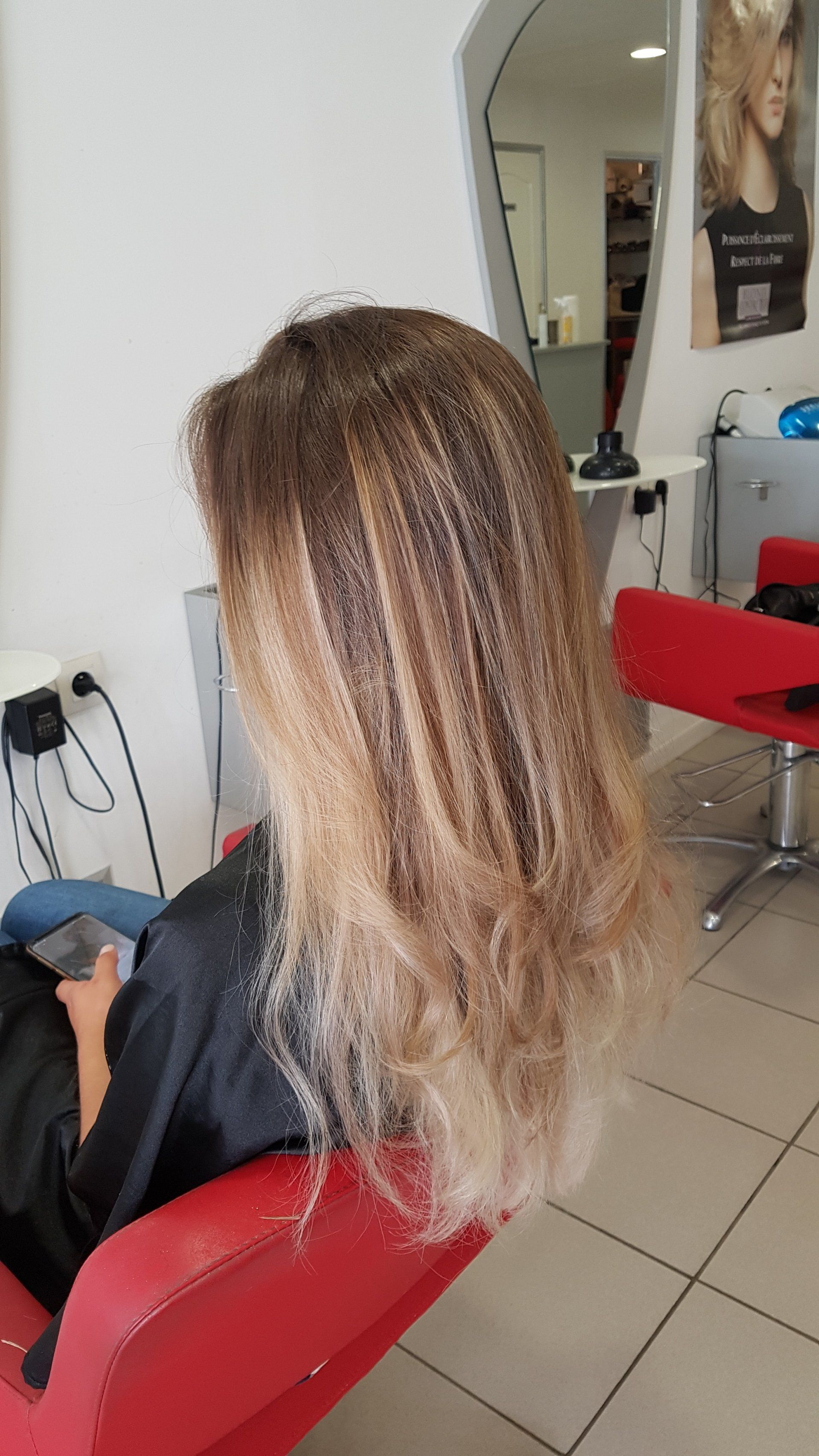 Coupe de cheveux sur cheveux blonds
