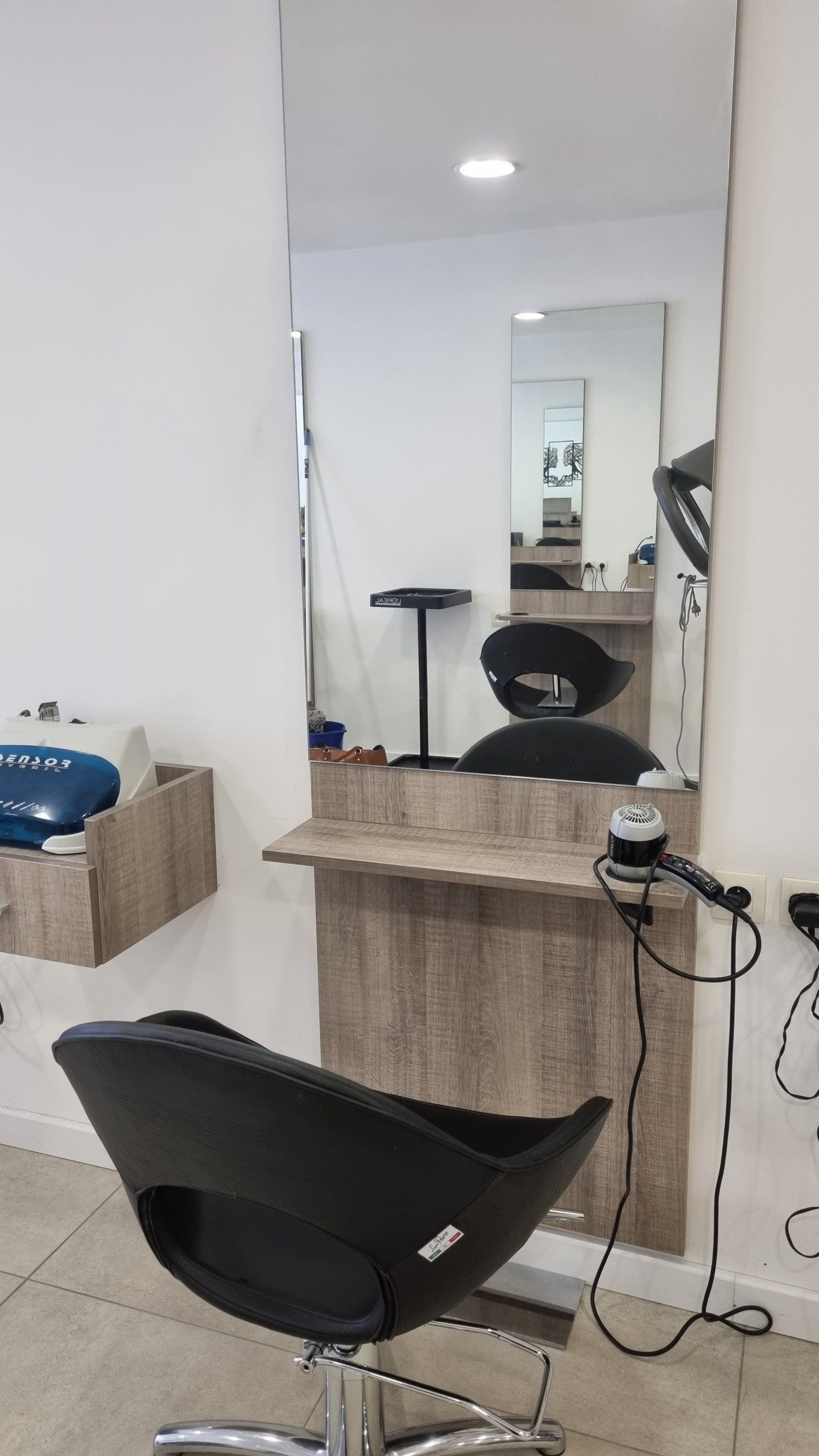 Chaise et miroir salon de coiffure