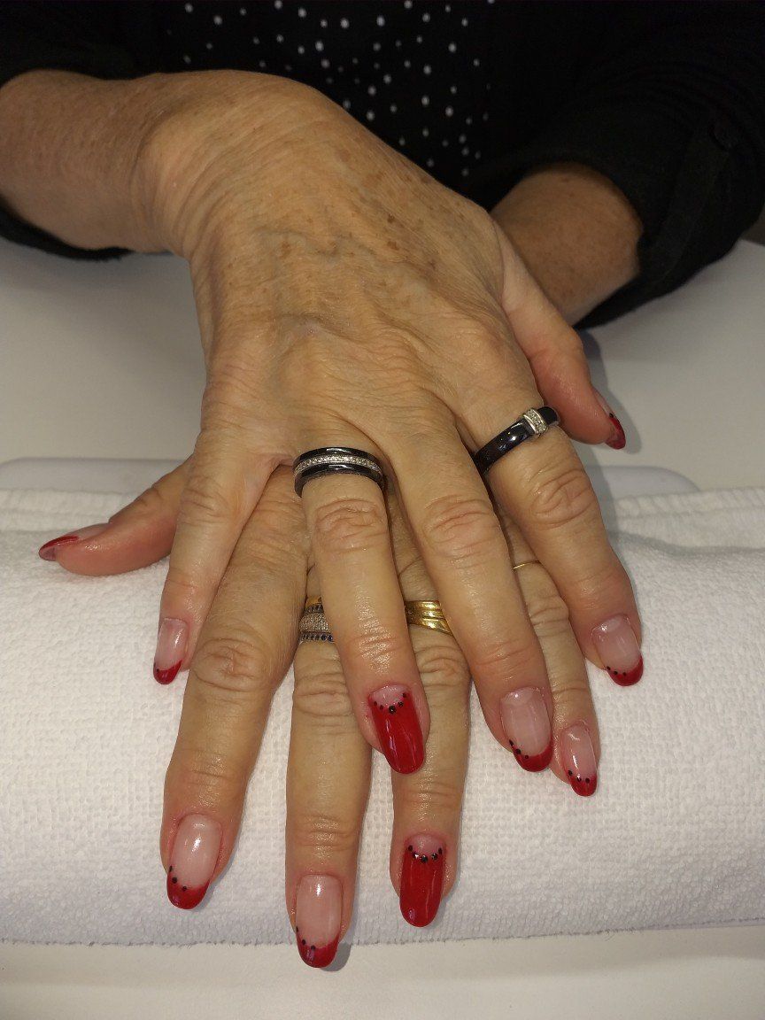 Ongles rouges et nature