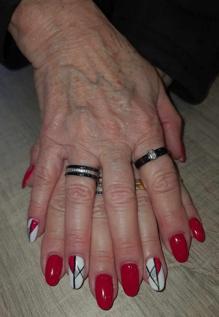 Ongles rouges et blancs