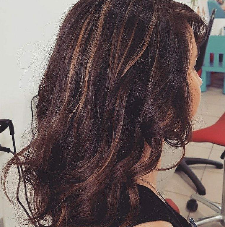 Cheveux longs mèche brune