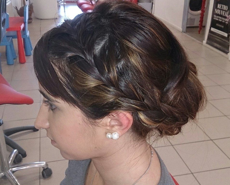 Chignon mèche brune profil gauche