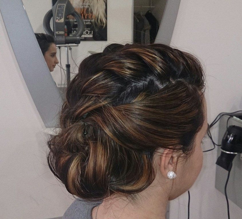 Chignon mèche brune profil droit