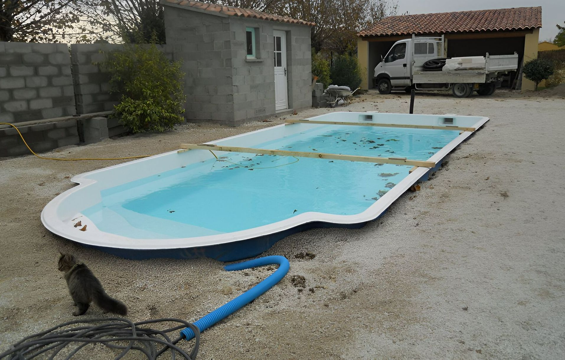 Terrassement autour d'une piscine à coque