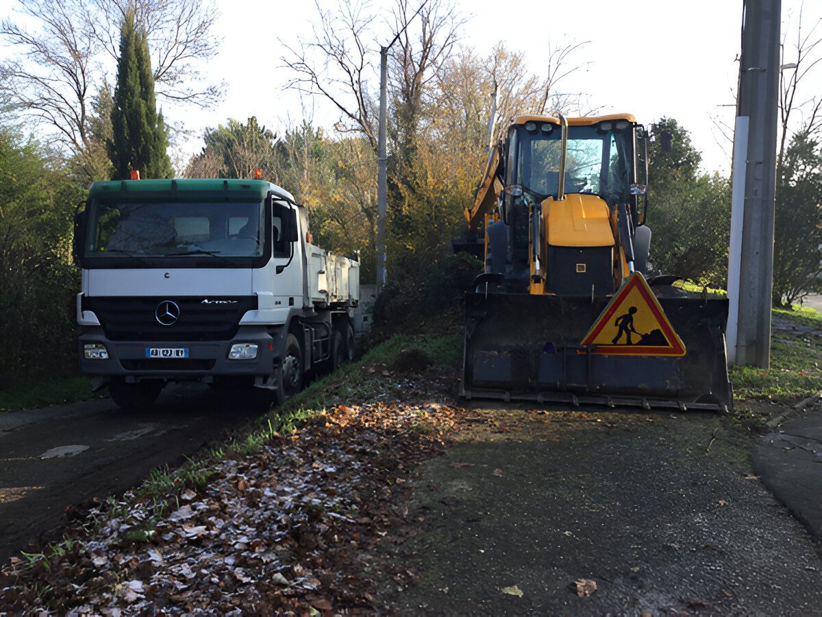 Camion-benne et tractopelle