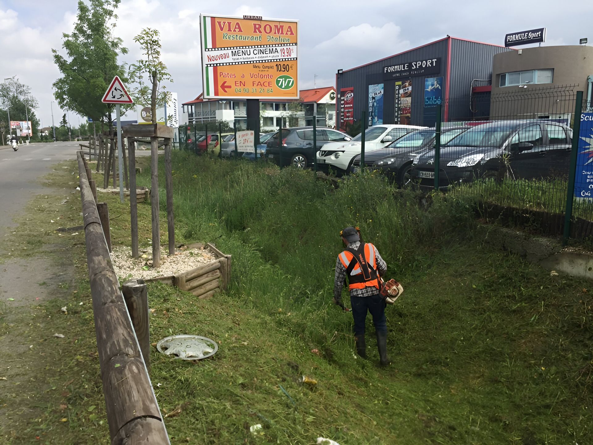 Débroussaillage manuel d'un espace public