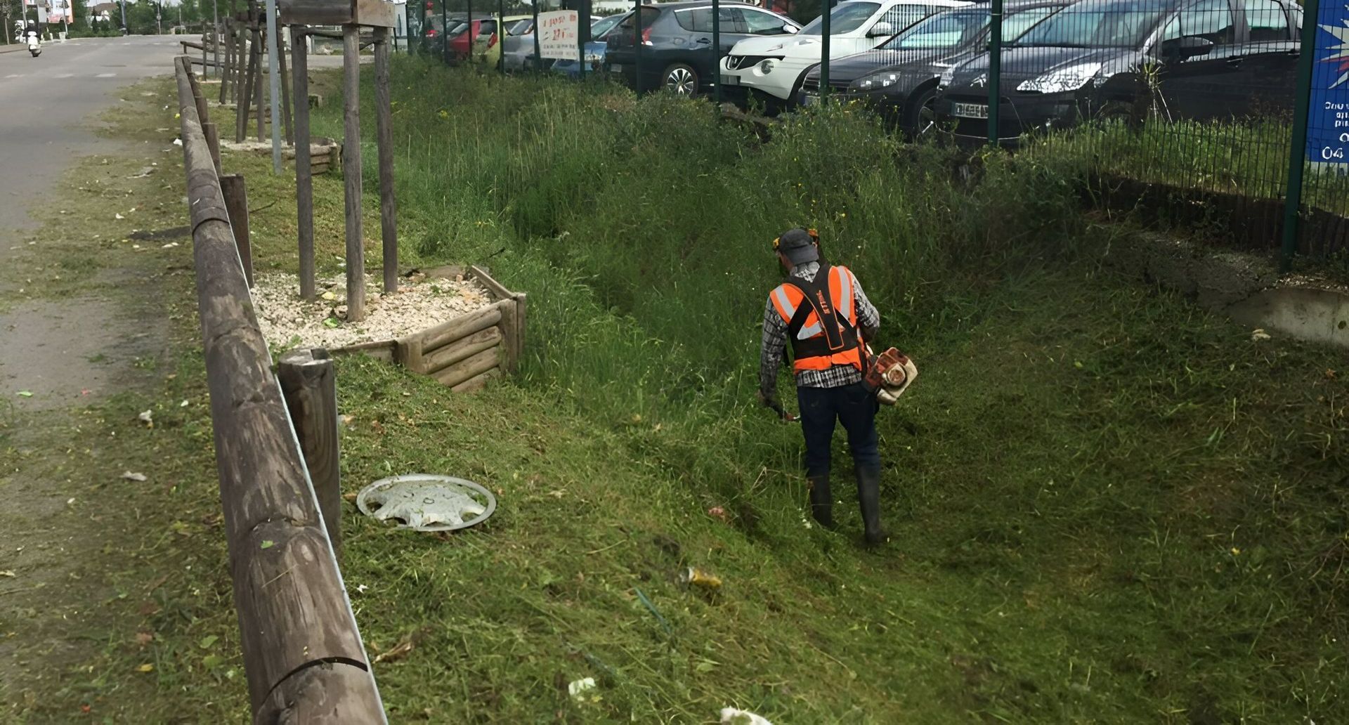 Débroussaillage de fossé d'une collectivité