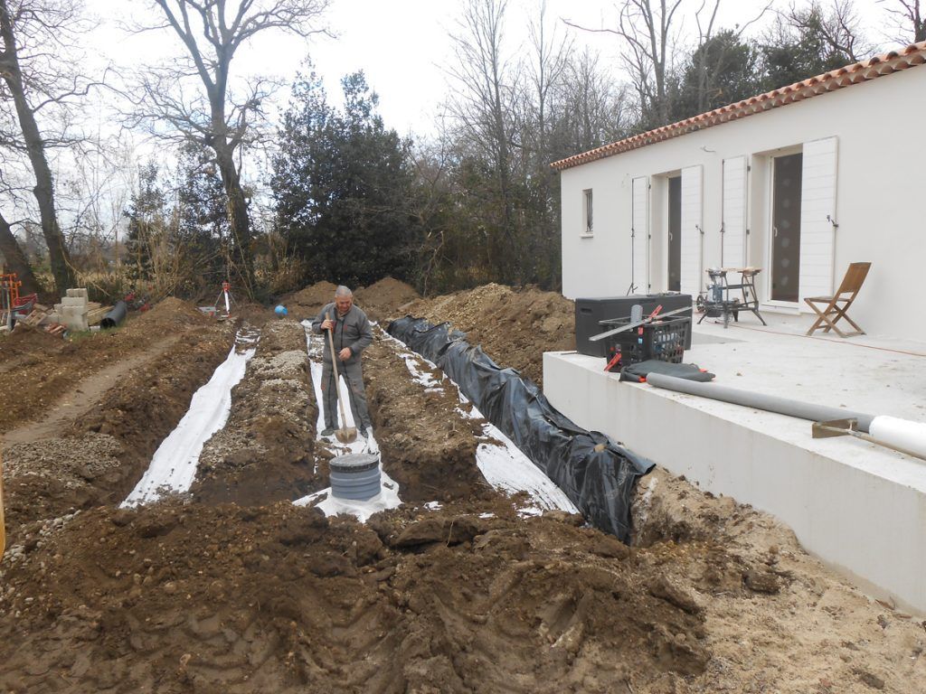 Installation d'un drain pour l'assainissement d'une habitation neuve