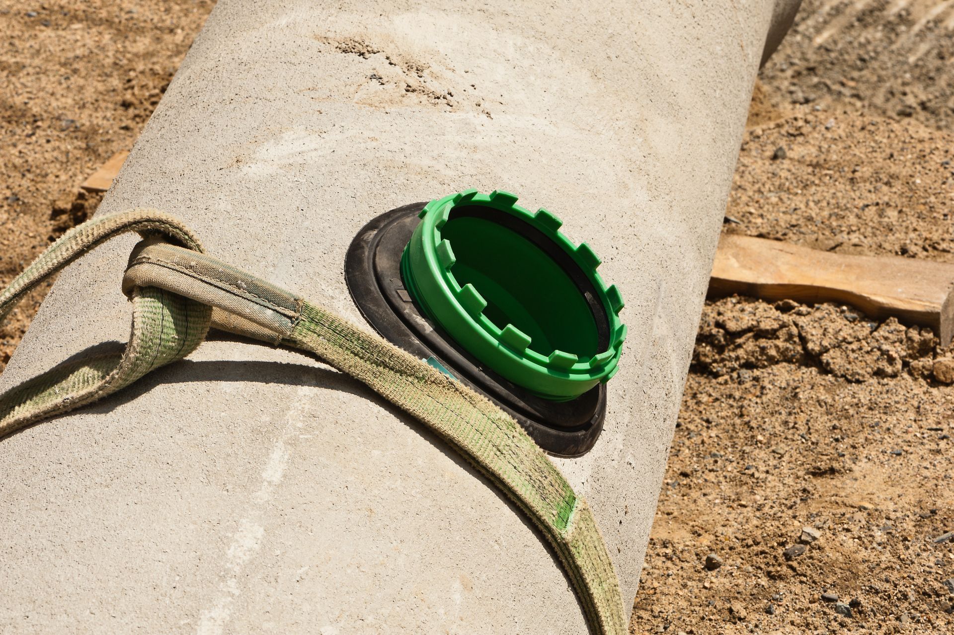 Trou dans une canalisation en béton pour le raccordement au tout-à-l'égout
