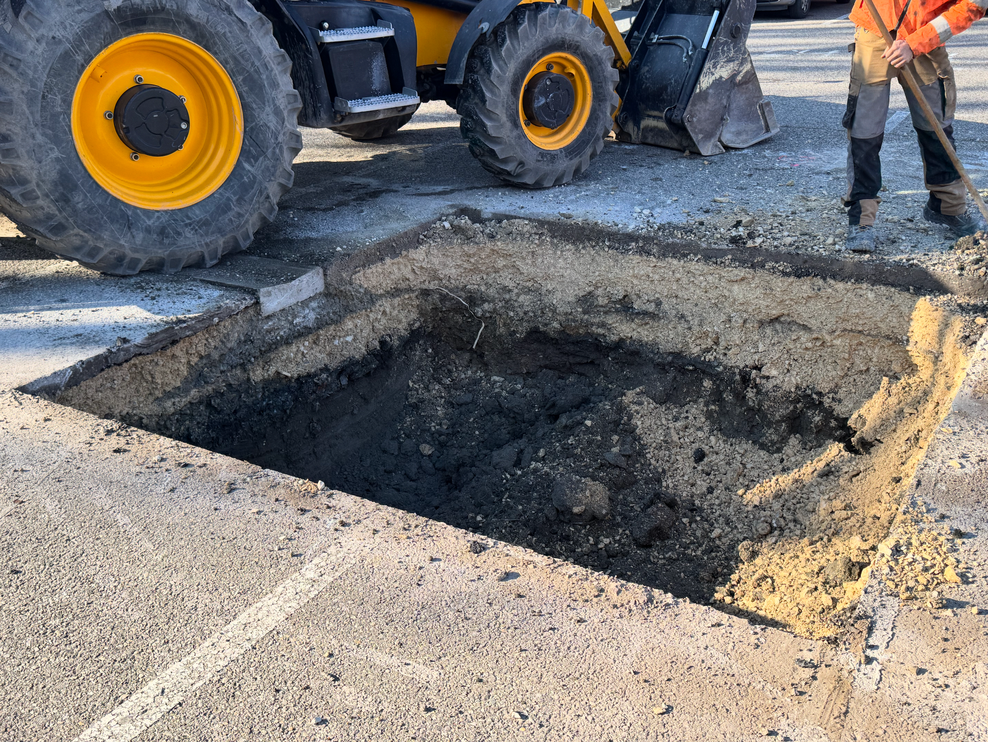 Fouille profonde creusée dans le sol enrobé pour préparation de fondation – chantier SARL STS à Sorgues
