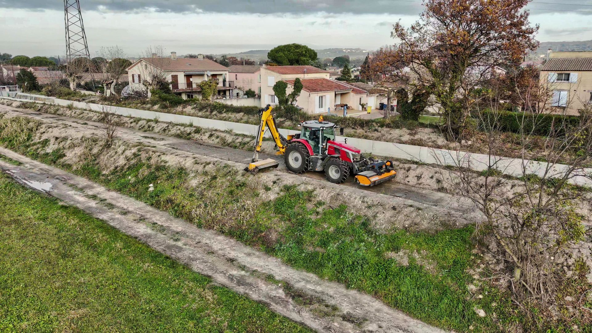 Tracteur avec bras de débroussaillage hydraulique en intervention pour l’entretien des berges et fossés à Morières-lès-Avignon.