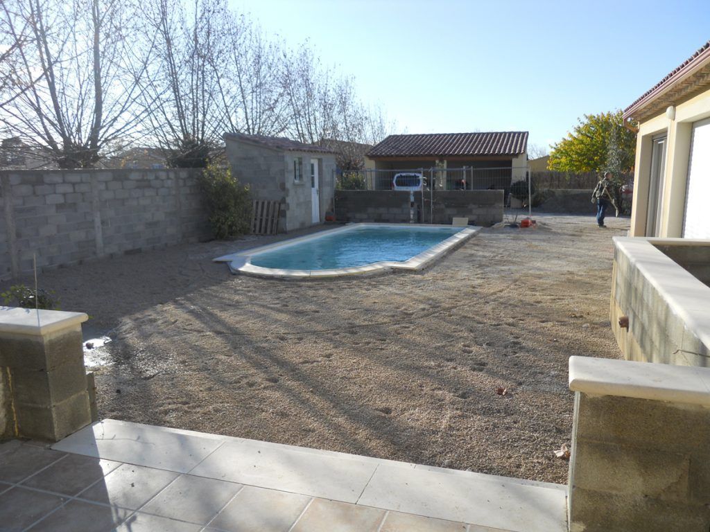 Piscine posée suite à un terrassement