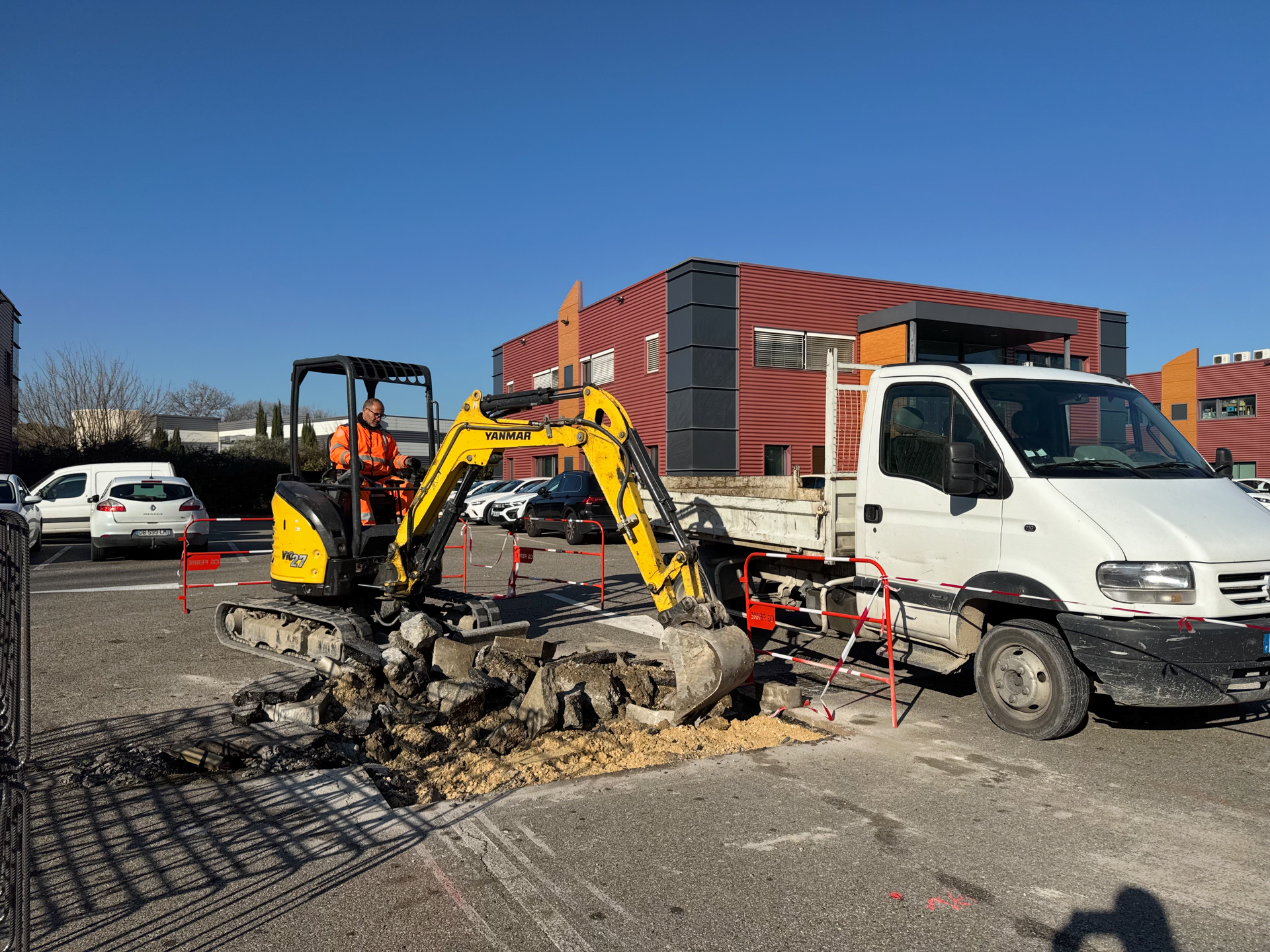 Mini-pelle en action sur un chantier à Sorgues pour la réalisation de plots de fondation – SARL STS terrassement