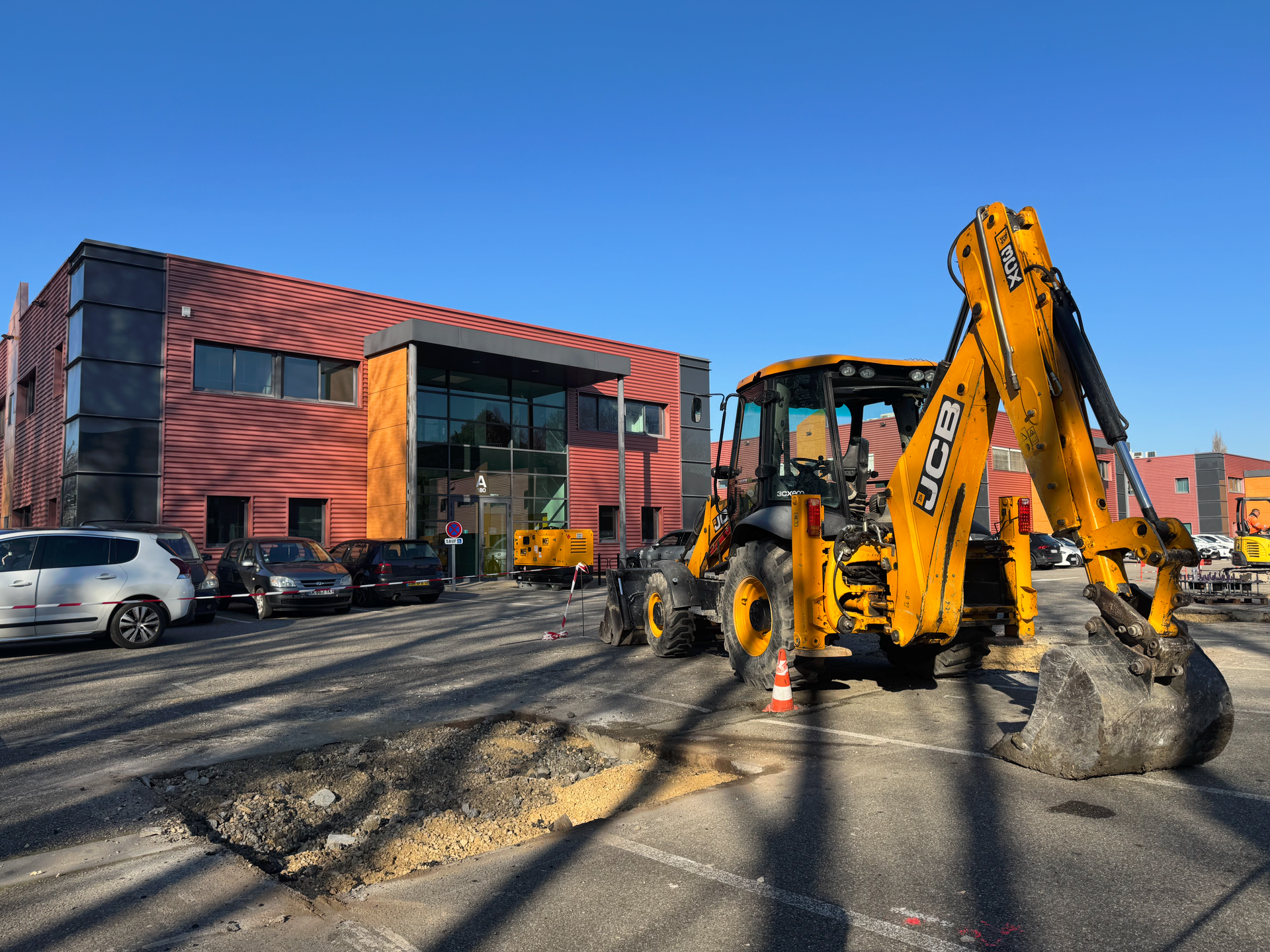 Vue d'ensemble d'un chantier de terrassement à Sorgues avec pelleteuse JCB et creusement en cours