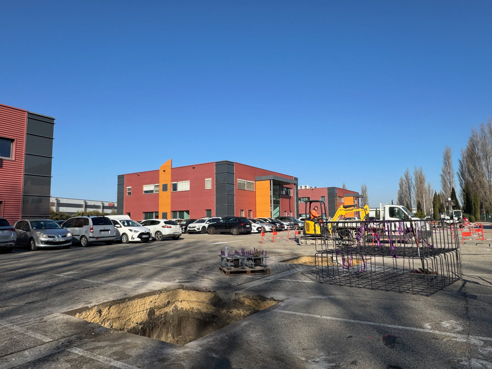 Préparation du terrain pour plots de fondation à Sorgues avec ferraillage en attente – chantier SARL STS