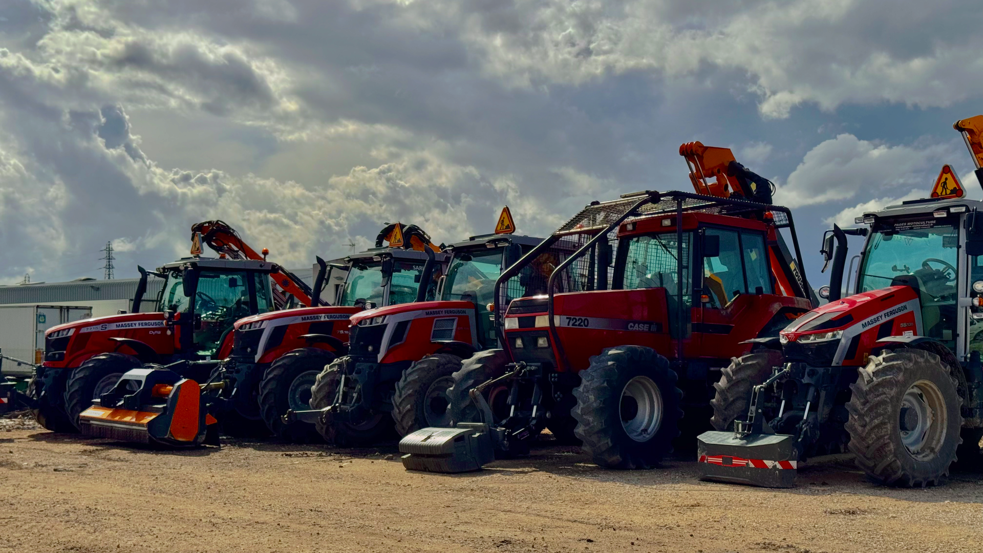 Alignement de tracteurs Massey Ferguson et Case IH sur le parc matériel de la SARL STS – engins pour terrassement et entretien de terrains