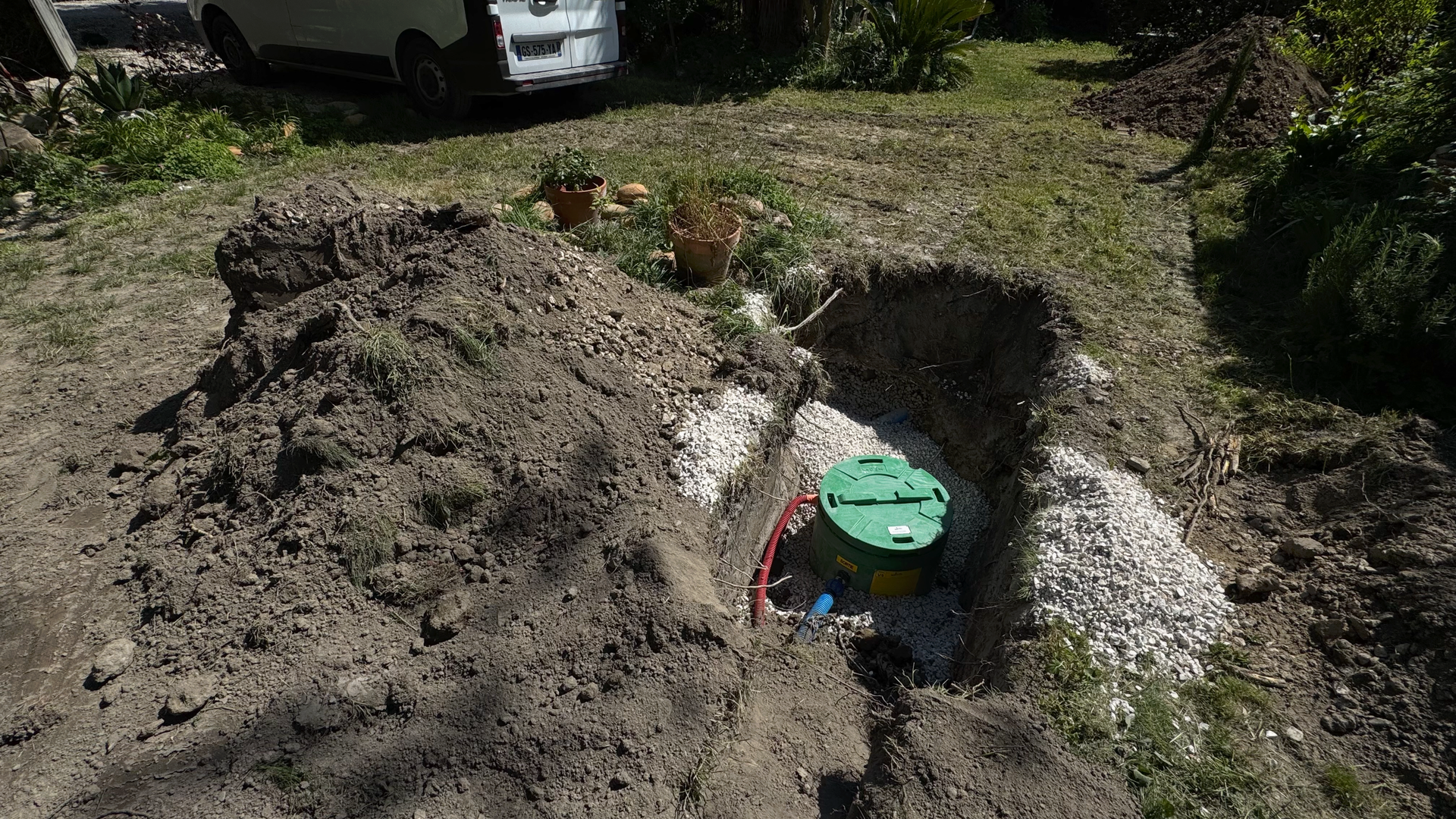 Pose d’un poste de relevage enterré pour assainissement individuel à la Barthelasse – SARL STS