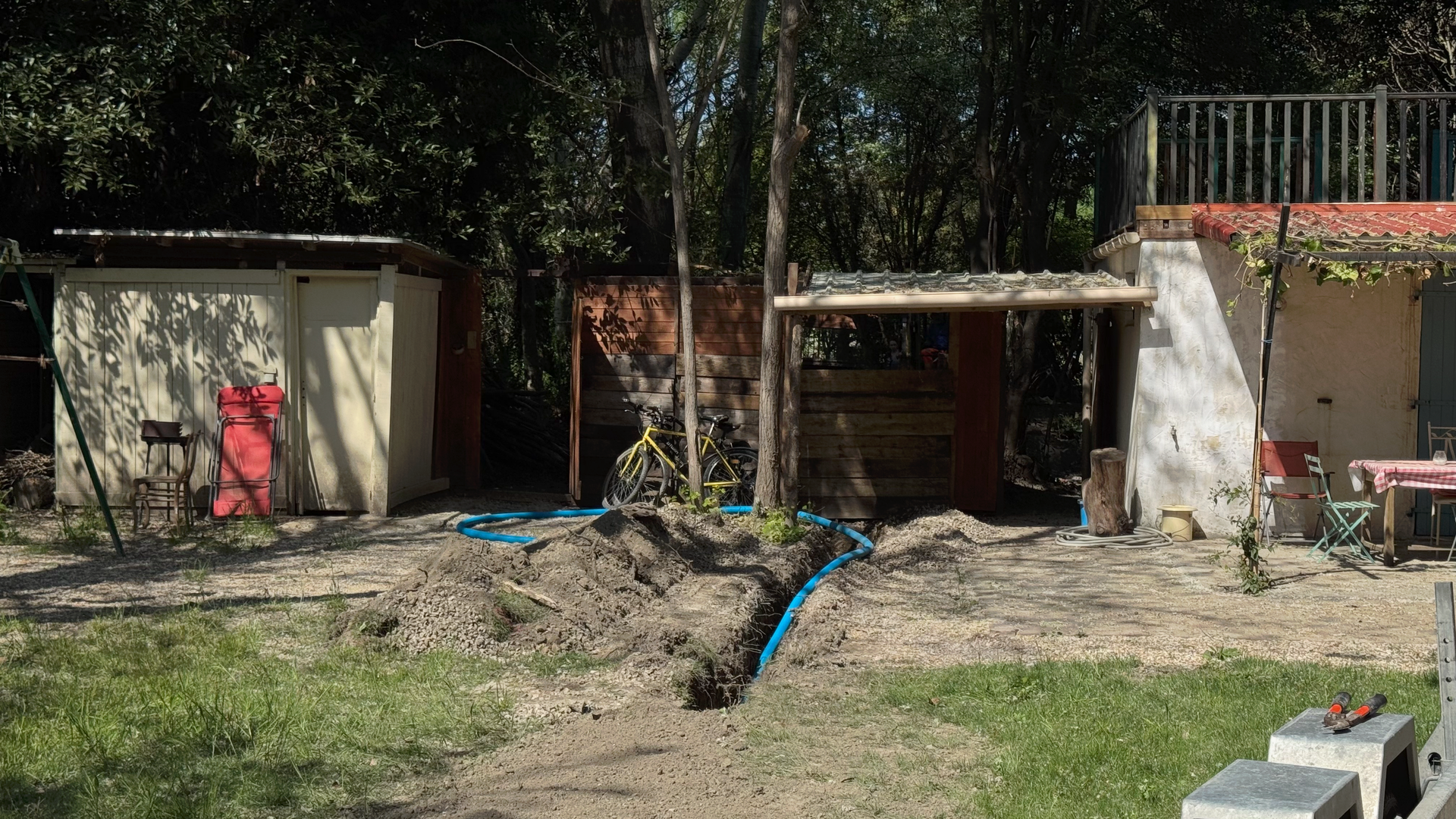 Tranchée pour canalisation d’assainissement sur un terrain résidentiel à Avignon – SARL STS