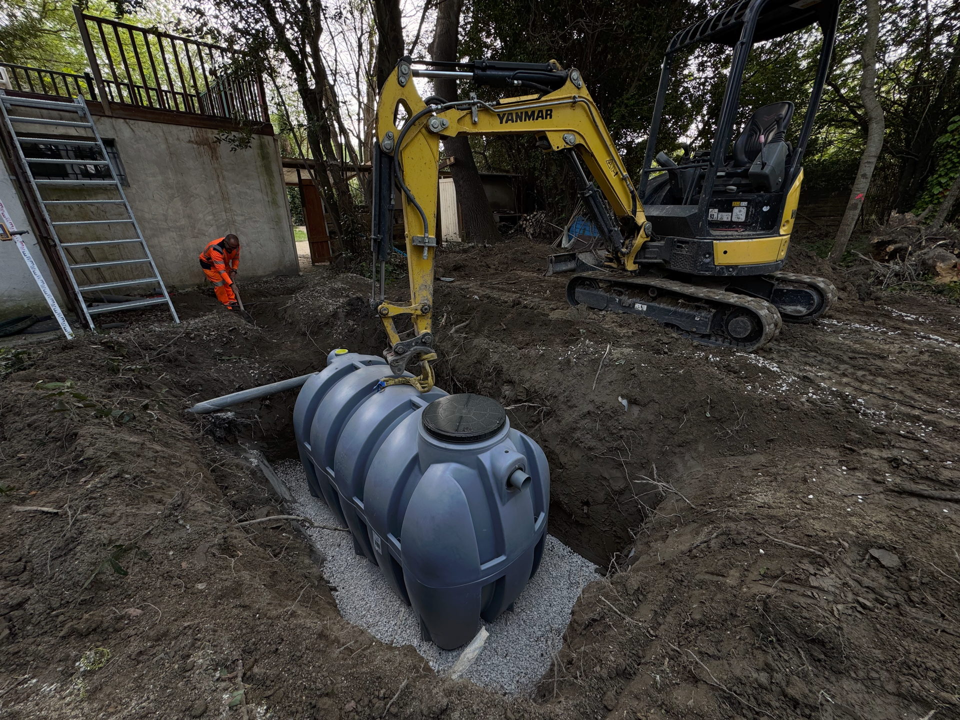 Pose d’une fosse toutes eaux sur lit de gravier à la Barthelasse par SARL STS