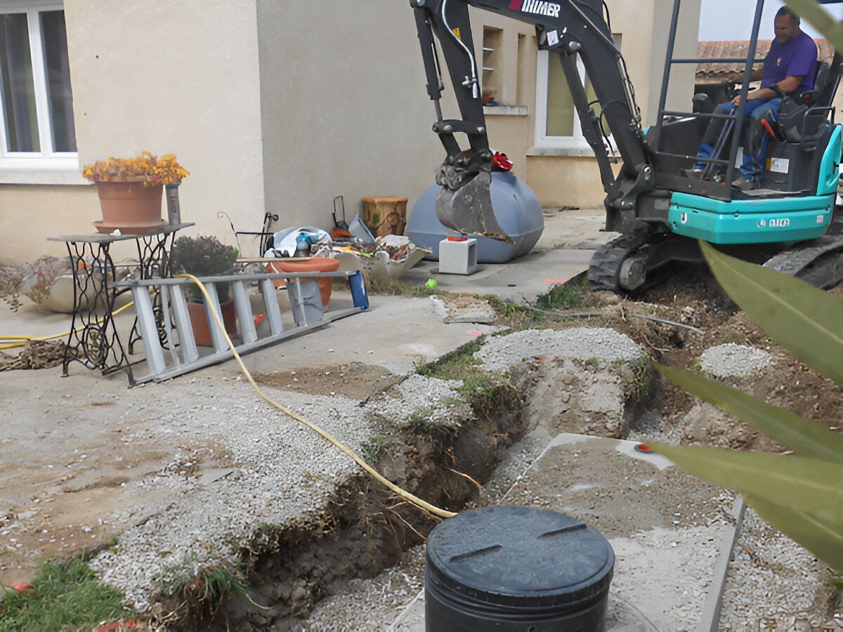 Finitions de l'installation d'une fosse septique via une minipelle