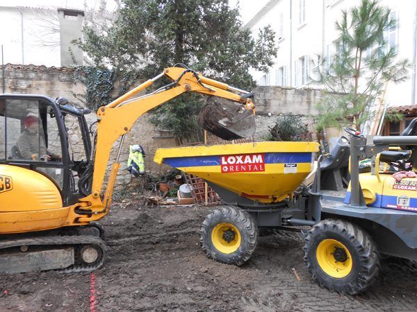 Chargement de gravats dans un dumper