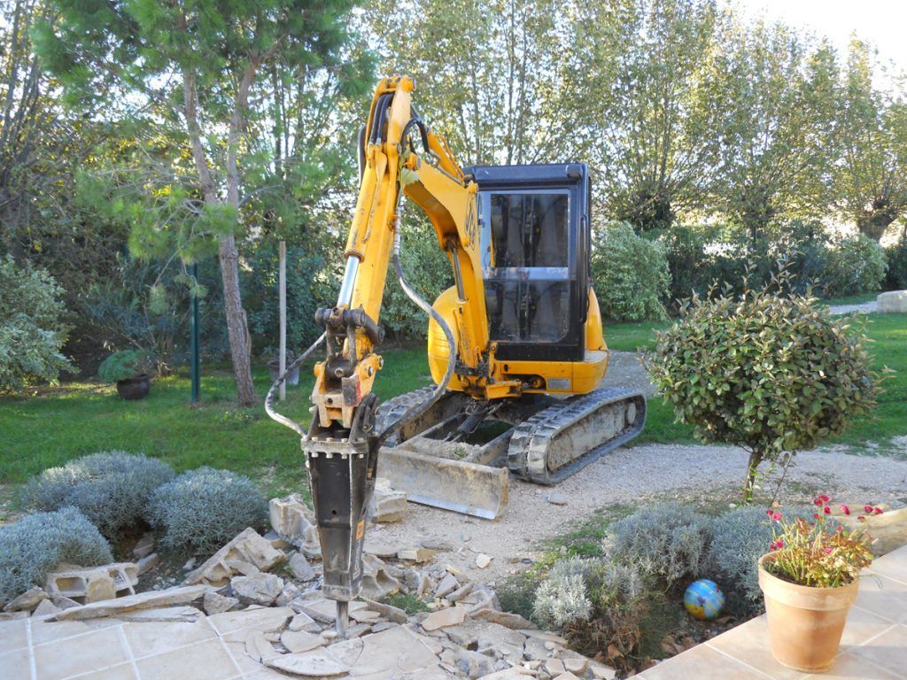 Minipelle brisant des dalles d'une terrasse