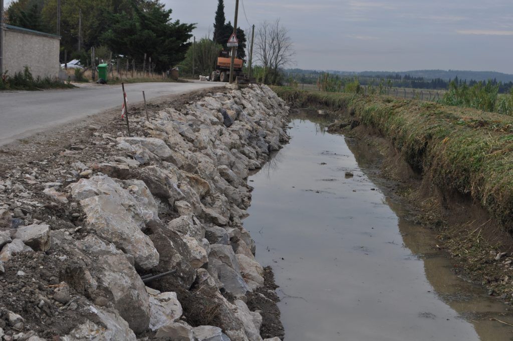 Terrassement et enrochement à côté d'un cours d'eau