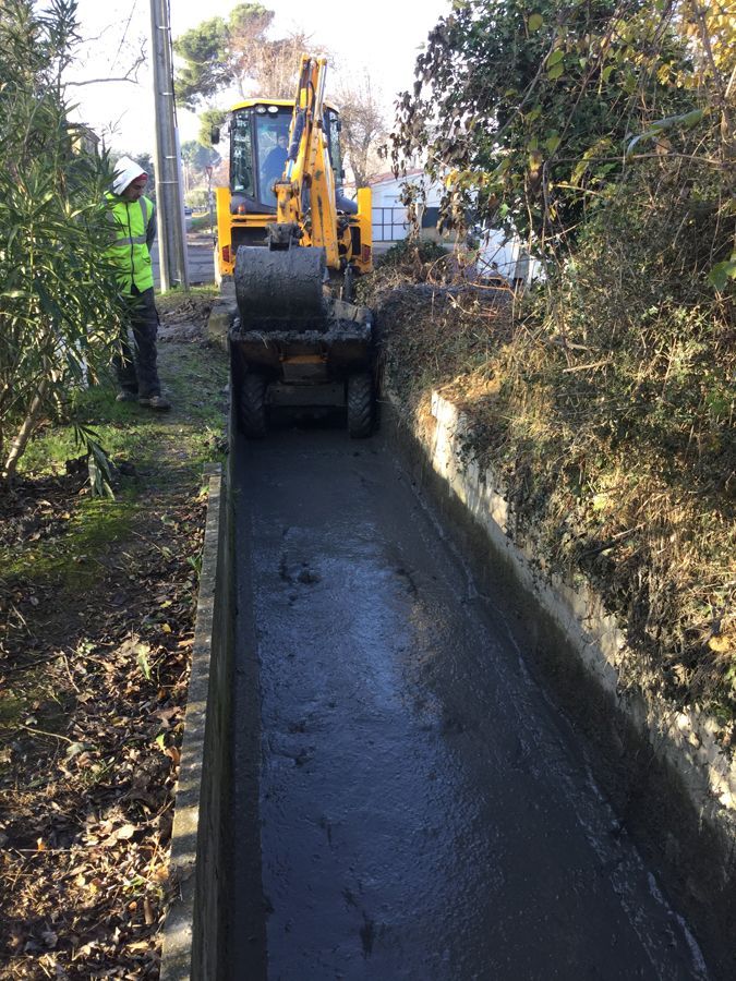 Curage d'un fossé dans un village