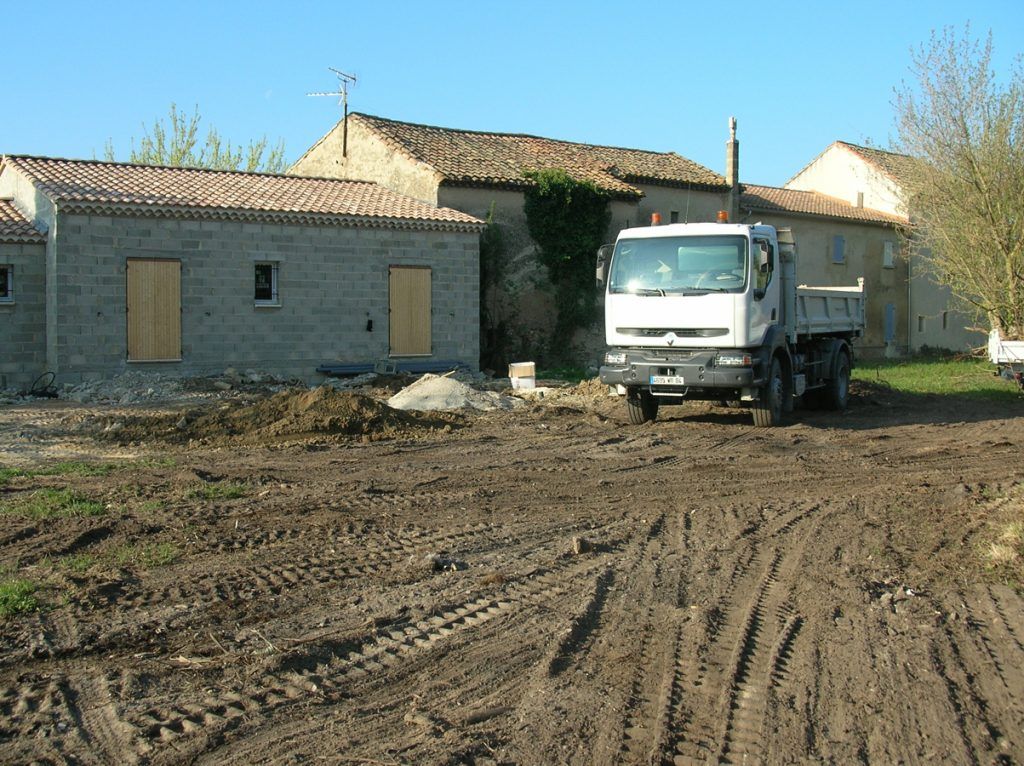 Camionnette stationnée sur un terrain