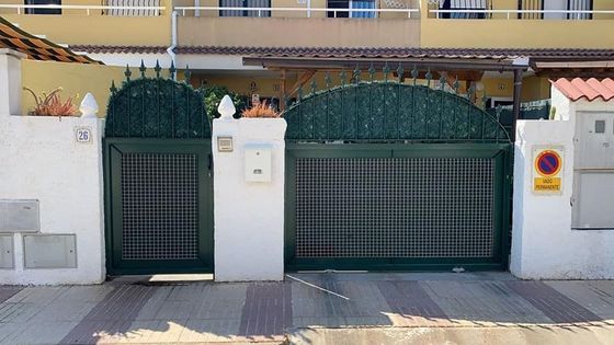 Una casa con una puerta verde y una señal de no estacionar.