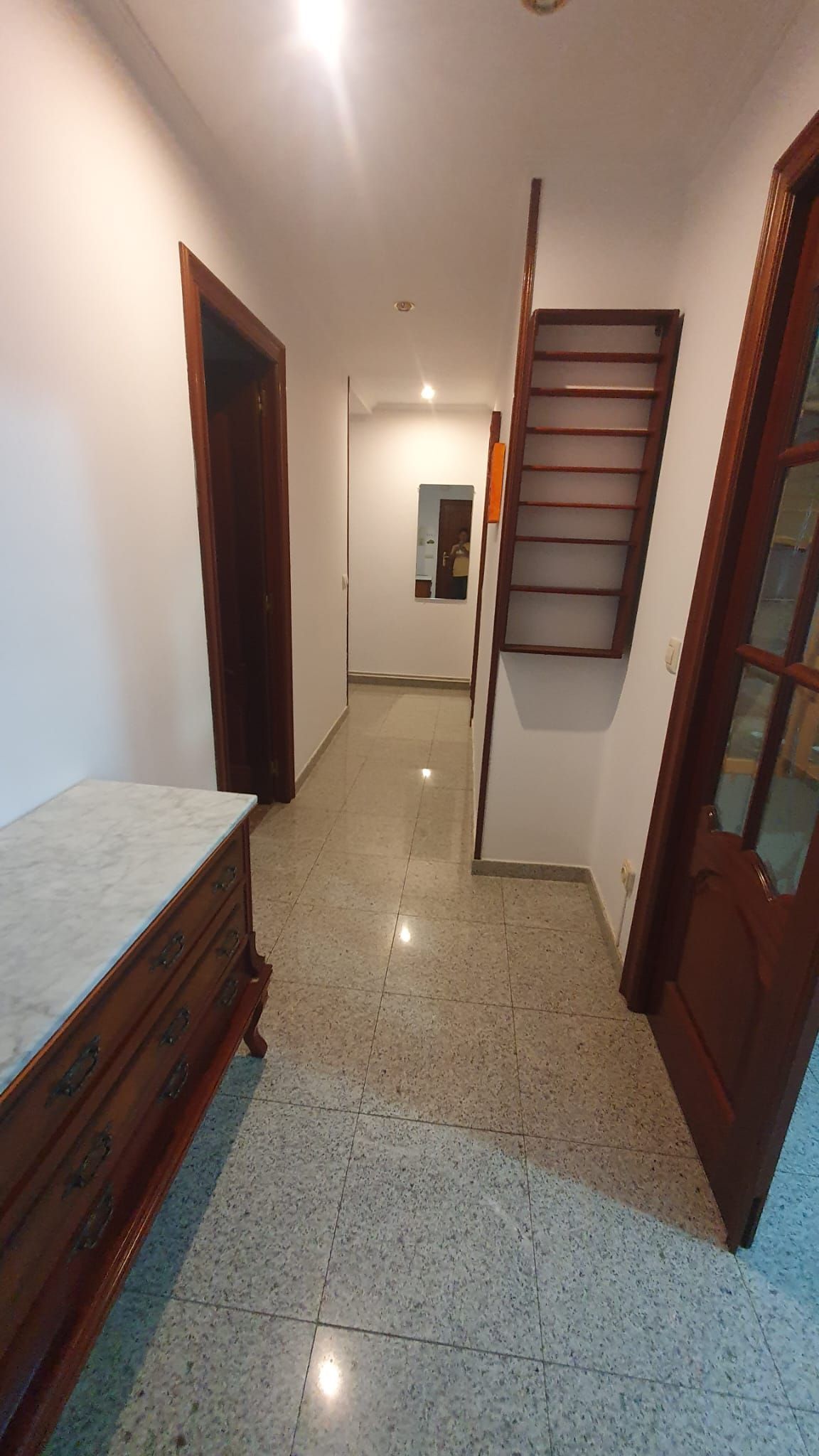 Hay una escalera en el medio del pasillo.