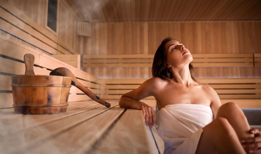 femme dans le sauna avec de la vapeur