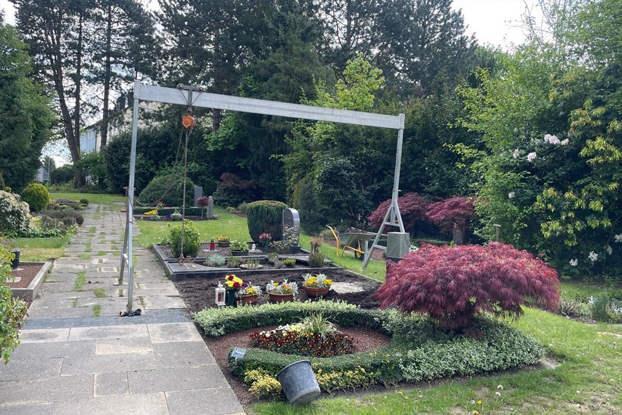 A large rock is sitting on the back of a truck.