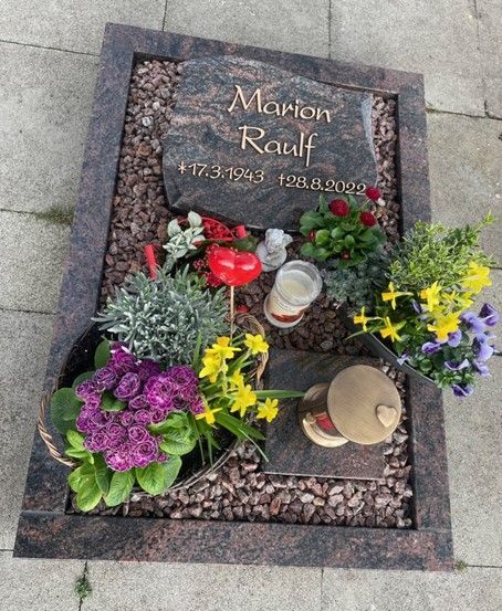 Ein Grab mit Blumen und Kerzen für Marlon Raulf