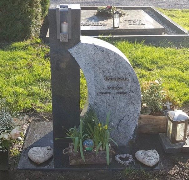 Ein Grab auf einem Friedhof mit einer Kerze darauf