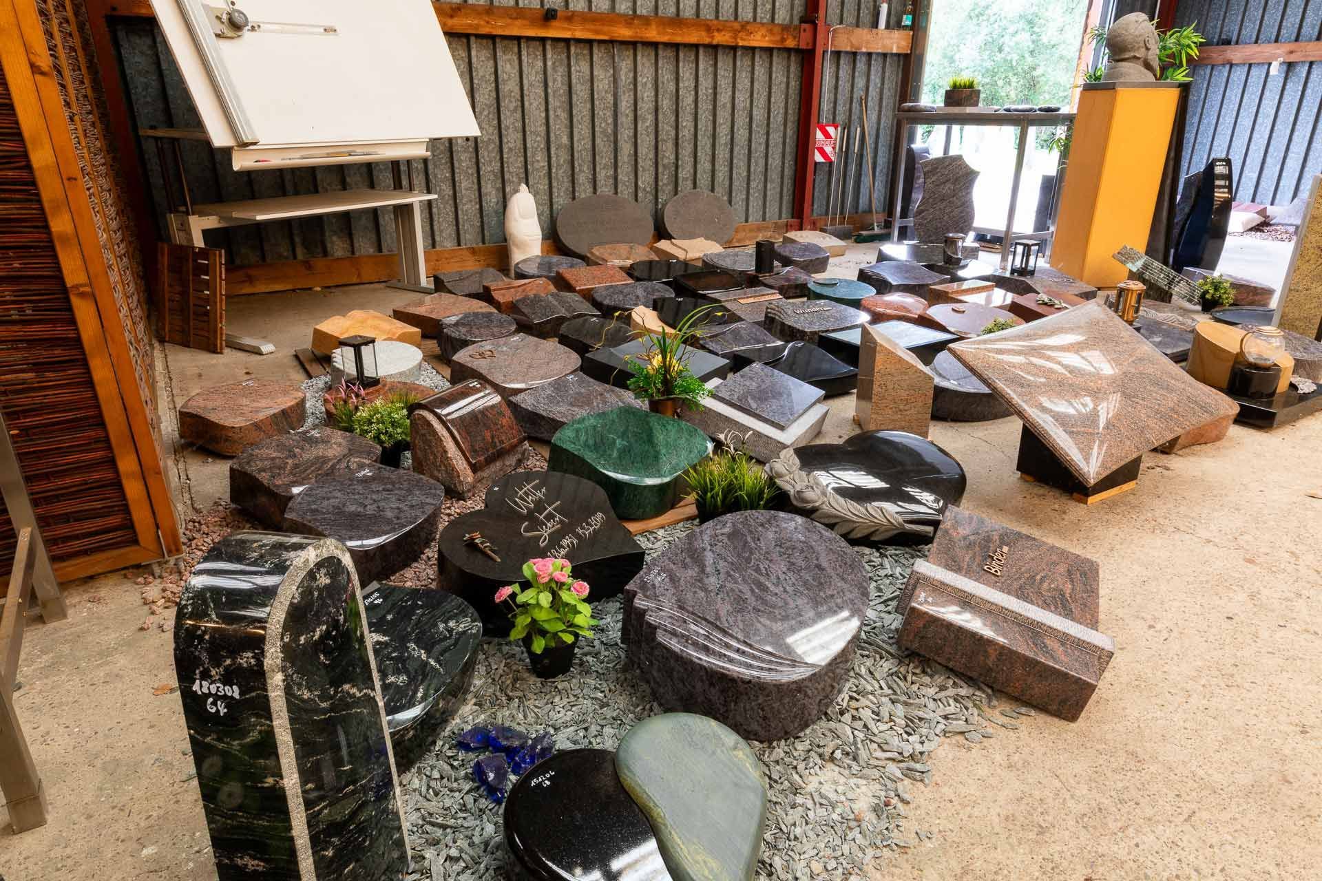 Ein Raum voller Steine und Blumen | ZIESCHE // GRABMALE
