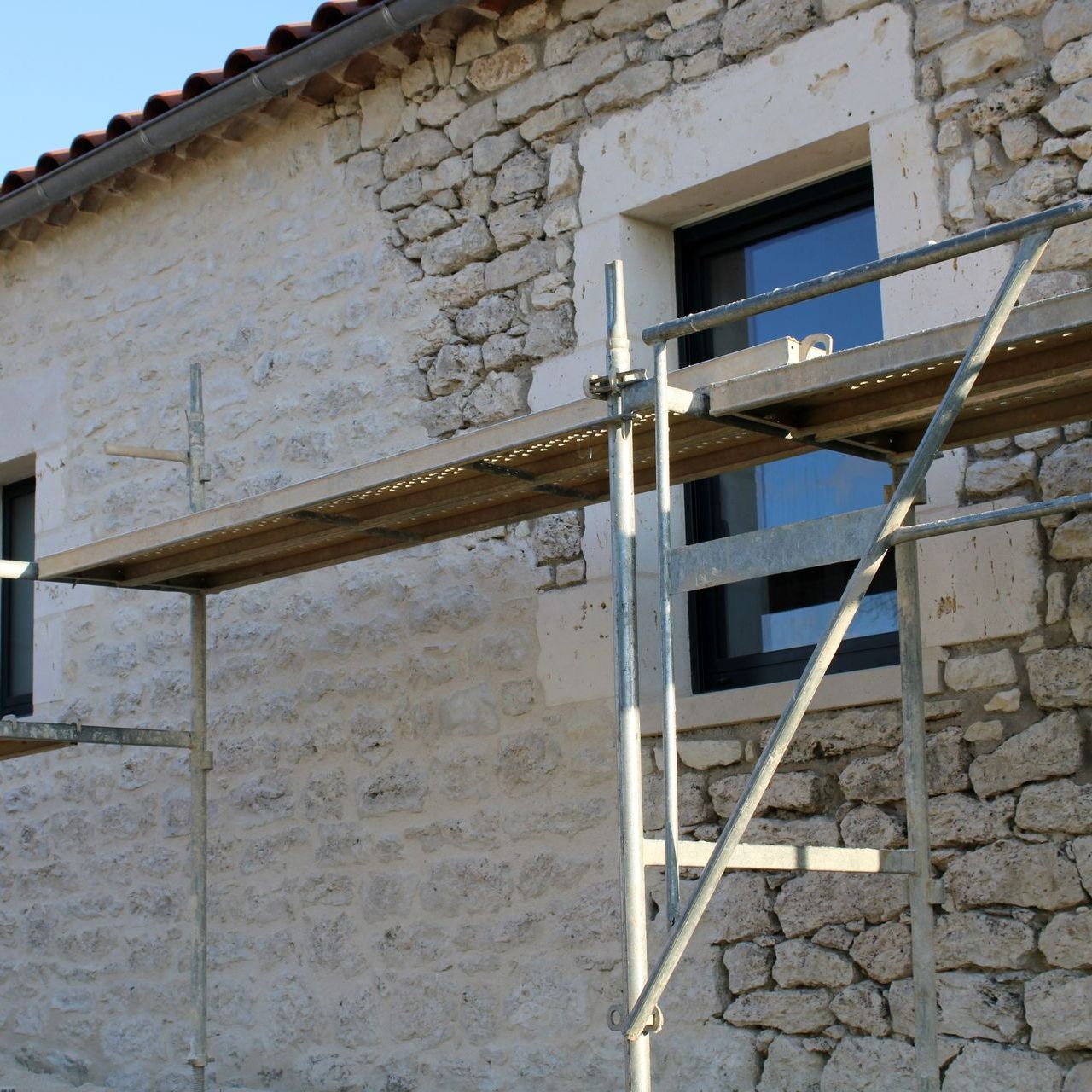 Chantier de rénovation de joints en pierre, avant et après