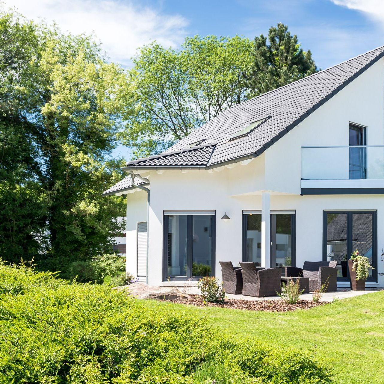 Maison moderne avec une terrasse