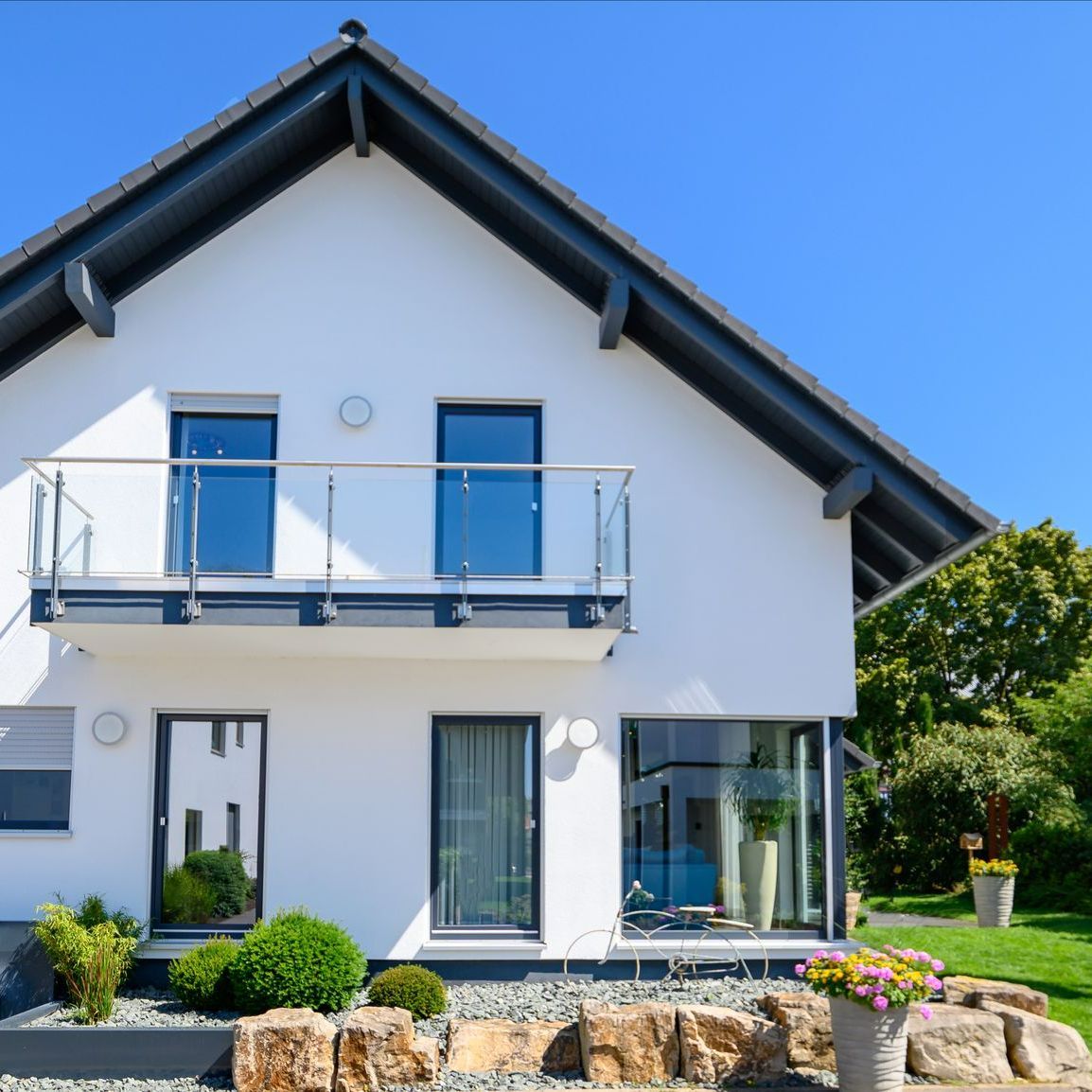 Pavillon moderne avec une façade blanche