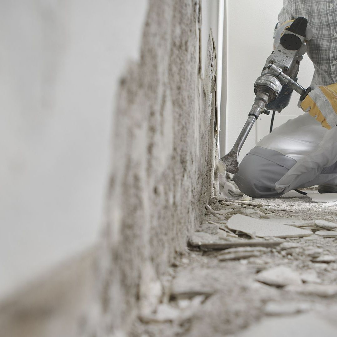 Démolition d'un mur avec un marteau piqueur