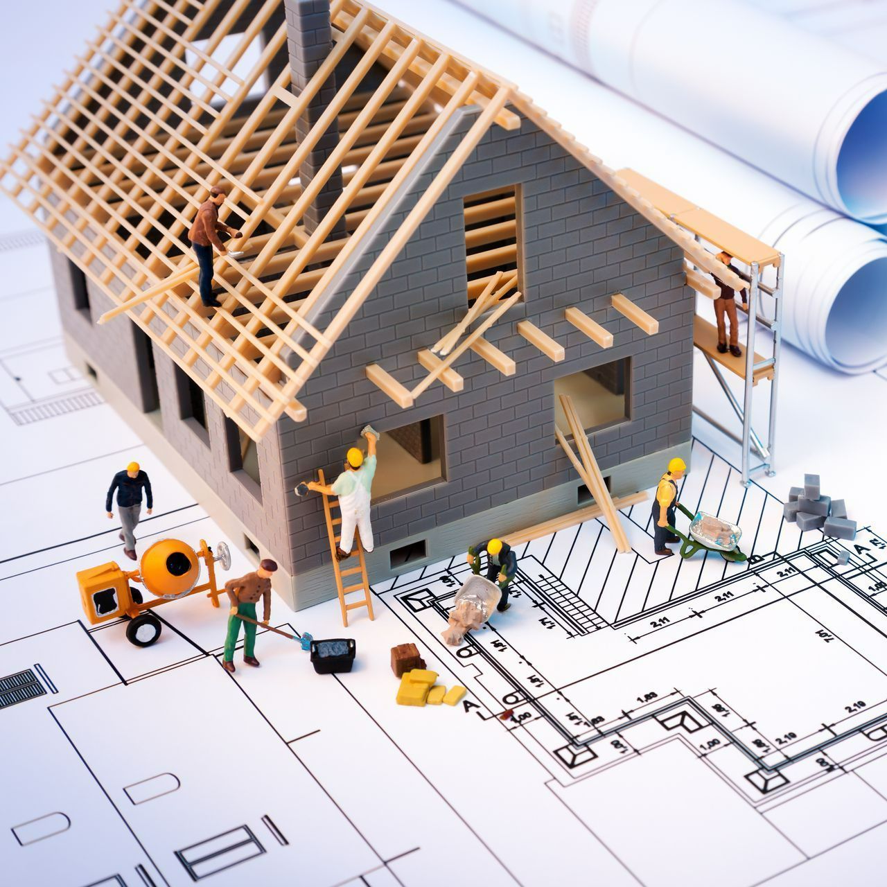 Illustration d'une maison en construction posée sur plan d'architecte